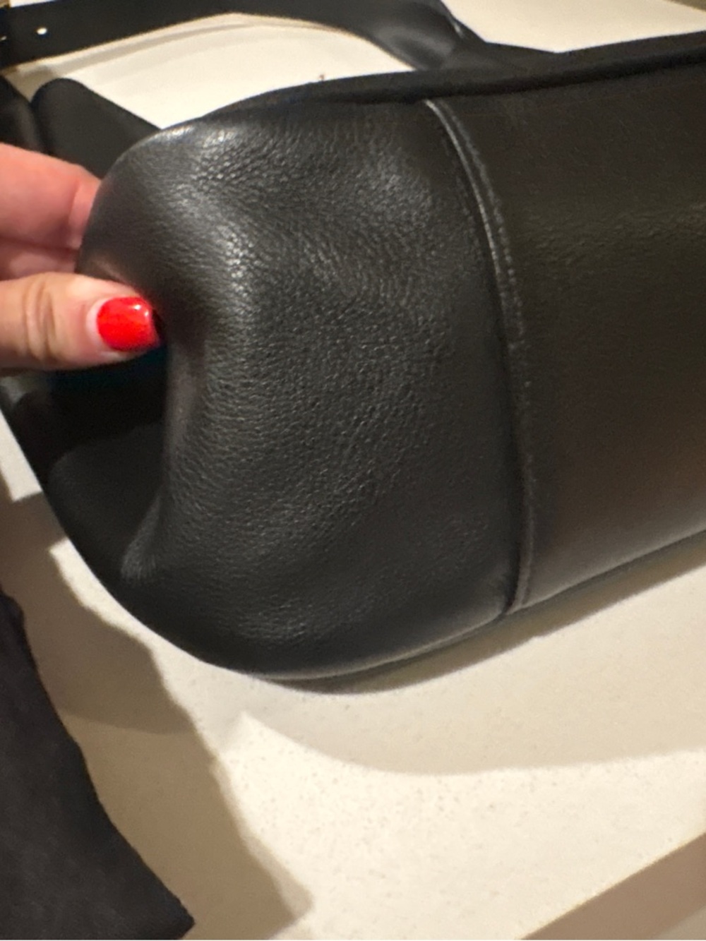 Saint Laurent LE 5 À 7 SUPPLE LARGE IN GRAINED LEATHER
BLACK - Picture 4 of 12